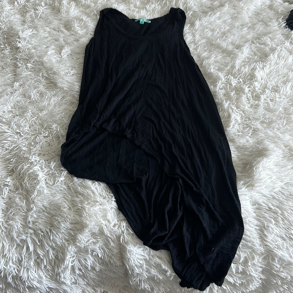 Black high/low on one side tank top